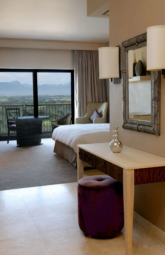 غرفة كلوب بسرير كينج بإطلالة على الجبل مع دخول صالة النادي، Oubaai Hotel Golf And Spa 1/2