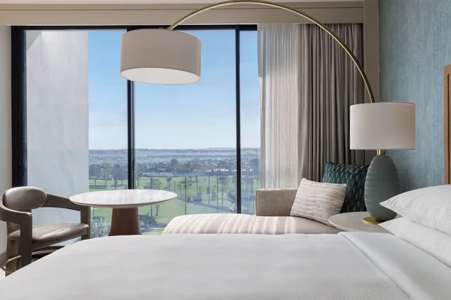 جناح بسرير كينج بإطلالة على البحر بغرفة نوم واحدة مع أريكة، VEA Newport Beach, A Marriott Resort & Spa 5/7