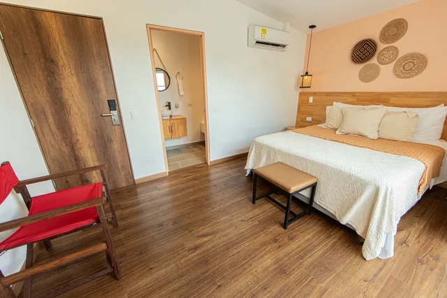 غرفة بريميير بسرير كوين بشرفة، La Martina Boutique Hotel 1/4