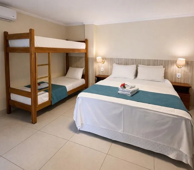 غرفة عائلية رباعية بسرير كوين وسرير بطابقين، Pousada Porto Praia 1/5