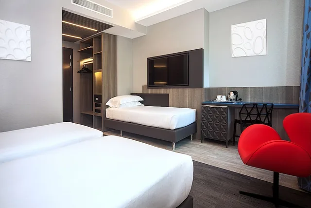 Room, Triple, Twin Beds, Sofa, iQ Hotel Milano 2/4