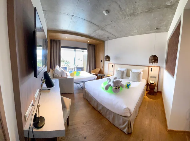 غرفة ديلوكس بسرير كينج بإطلالة على البحر مع أريكة، Golden Tulip Porto Vecchio 2/9