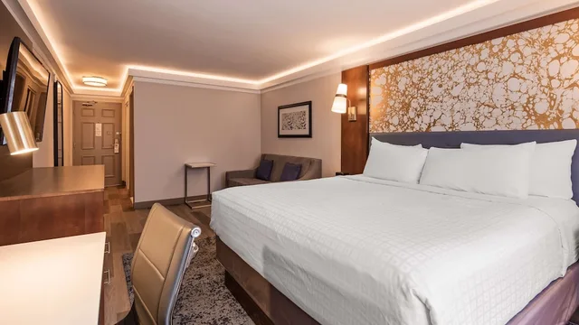 غرفة قياسية بسرير كينج مع أريكة، The Westfield Inn, BW Signature Collection 4/10