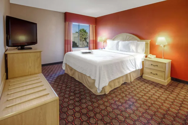 غرفة بسرير كينج مع أريكة، Hampton Inn Fremont 1/10