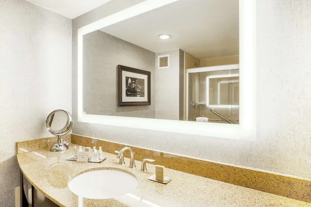 غرفة قياسية بسريرين كوين، Doubletree By Hilton Austin University Area 2/2