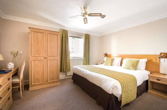 Standard, King Bed, New Holmwood Hotel 1/1