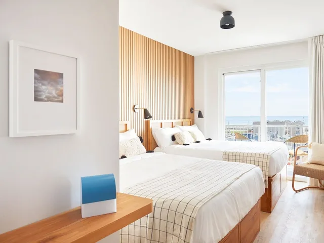 غرفة ديلوكس بسريرين كوين بإطلالة على البحر بشرفة، The Rockaway Hotel 1/3