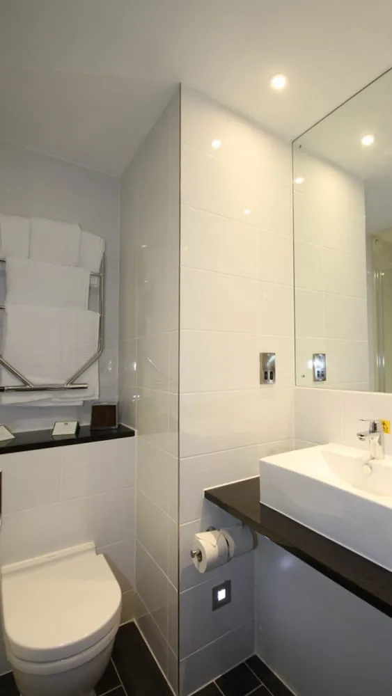 Premium, King Bed, Resort View، Holiday Inn Huntingdon - Racecourse 3/3