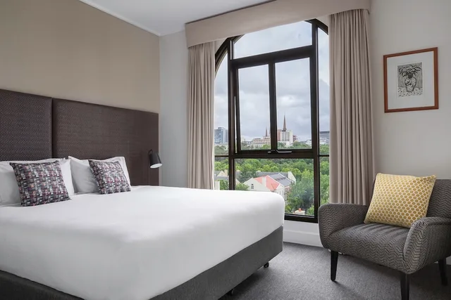 1 Bedroom, King Bed, Mantra On Jolimont 2/5