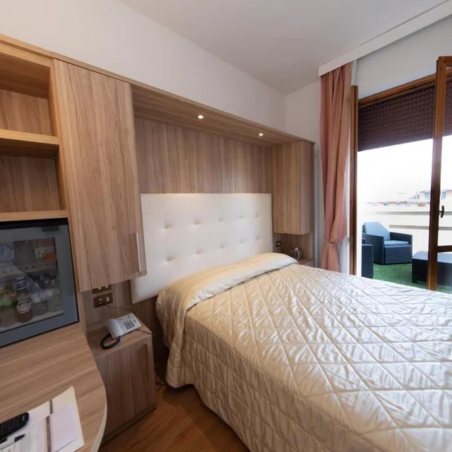 غرفة بسرير مزدوج بإطلالة على المدينة بشرفة، Hotel Re Enzo 3/10