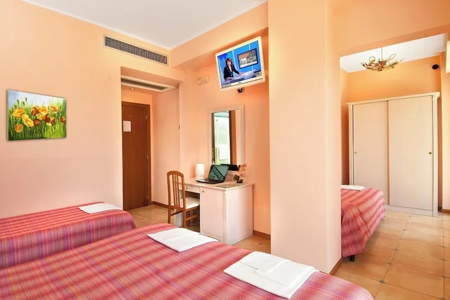 Relax, Quadruple, Double and Twin Beds, Hotel Le Querce 5/8