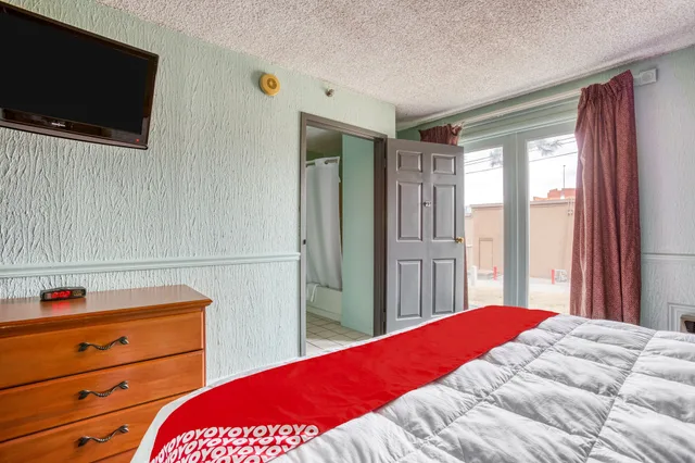 جناح بسرير كينج بجاكوزي، OYO Townhouse Tulsa Woodland Hills 1/7