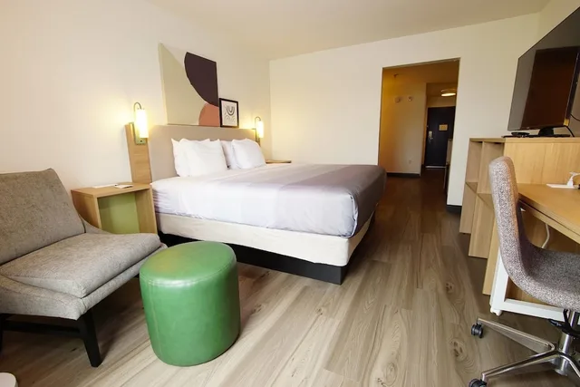 جناح بسرير كينج مع أريكة، Quality Inn & Suites Georgetown - Seaford 1/6