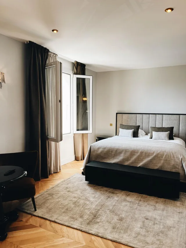 جناح جونيور، Hotel San Carlu Citadel 2/10