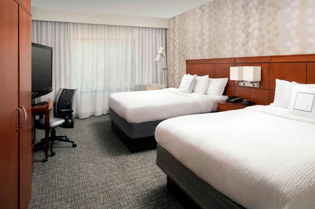 غرفة بسريرين كوين، Courtyard Lufkin 1/4
