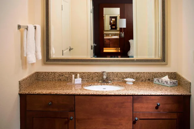 استوديو بسرير كينج مع أريكة بحوض استحمام لذوي الإعاقة، Residence Inn Melbourne 3/6