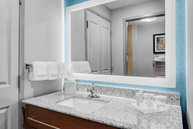 جناح بسرير كينج وسريرين كوين بغرفتي نوم، Homewood Suites By Hilton Wauwatosa Milwaukee 12/13