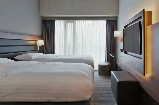 غرفة بسريرين منفصلين، Moxy Amsterdam Houthavens 1/6