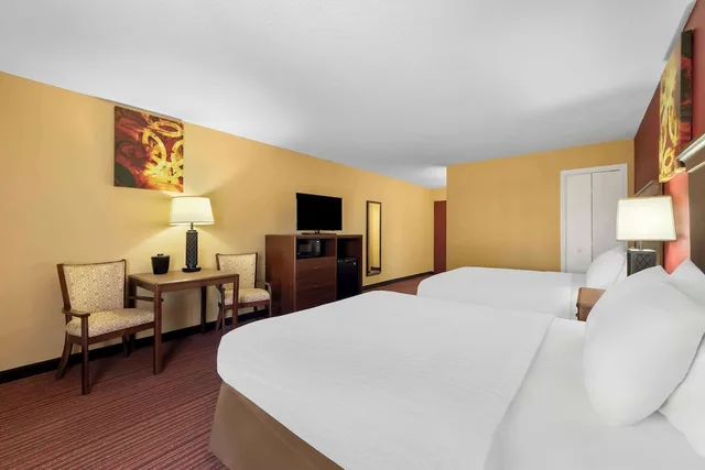 غرفة قياسية بسريرين كوين، SureStay Plus by Best Western San Antonio Fiesta Inn 1/4