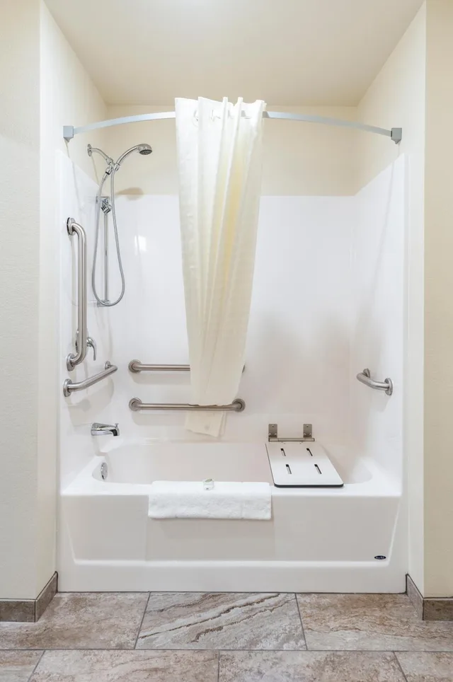 غرفة بسرير كينج لذوي الإعاقة، Cobblestone Hotel & Suites - Appleton International Airport 7/8