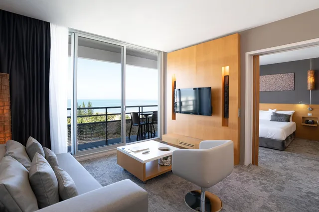 جناح بريستيج بسرير كينج وسريرين منفصلين بغرفتي نوم مع أريكة، Chateau Royal Beach Resort and Spa 9/10