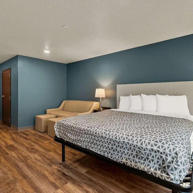 جناح بسرير كينج مع أريكة لذوي الإعاقة، WoodSpring Suites Port Orange - Daytona Beach 2/9