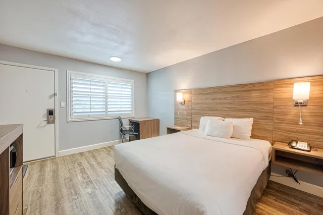غرفة بسرير كوين، Vagabond Inn San Luis Obispo 1/5