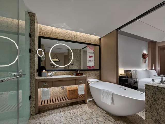 غرفة بسريرين منفصلين بشرفة، Hilton Shigatse 1/5