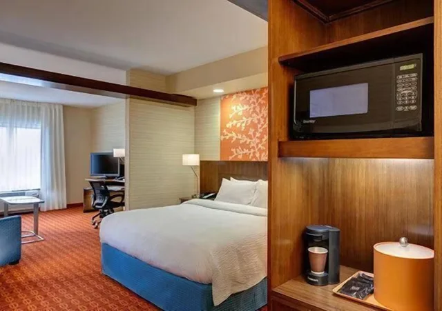 جناح تنفيذي بسرير كينج مع أريكة، FAIRFIELD INN & SUITES DETROIT CANTON 4/8