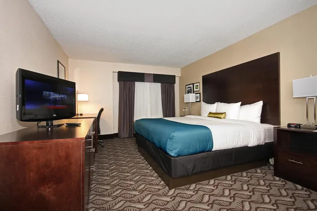 غرفة بسرير كينج، La Quinta Inn & Suites by Wyndham Springfield MA 1/6