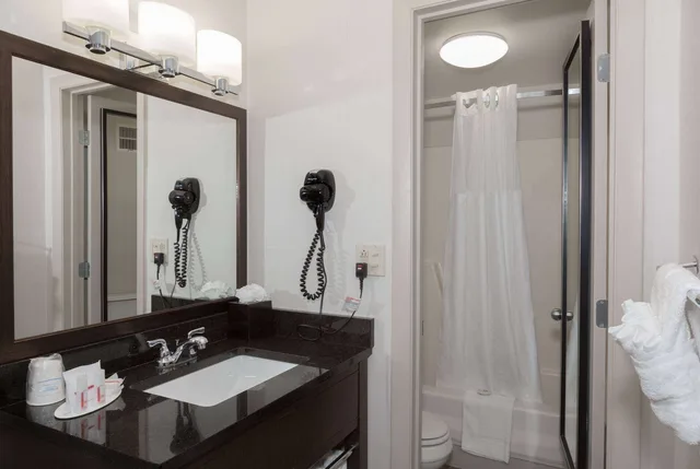 غرفة بسرير كوين لذوي الإعاقة، Ramada by Wyndham Boston 5/5