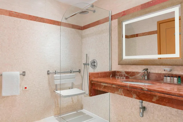 غرفة تنفيذية بسرير كينج، Sheraton Club Des Pins Resort 2/3