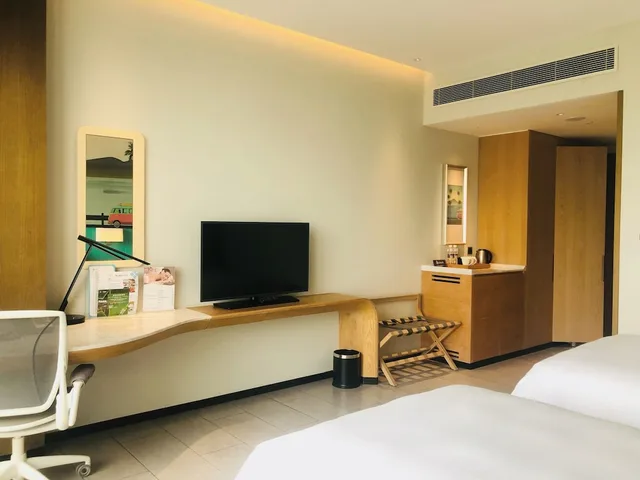 غرفة بسريرين منفصلين بإطلالة على البحر بشرفة في طابق مرتفع، Hilton Garden Inn Sanya 4/5