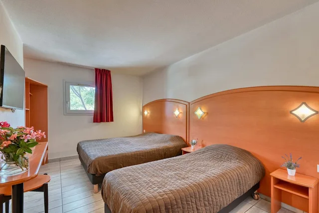غرفة ثلاثية بسرير كوين وسرير فردي، La Villa Martégale 3/10