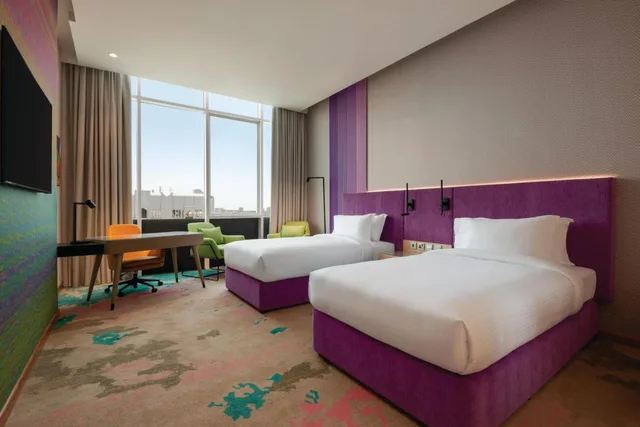 غرفة بسريرين منفصلين، La Quinta by Wyndham Abu Dhabi Al Wahda 1/2