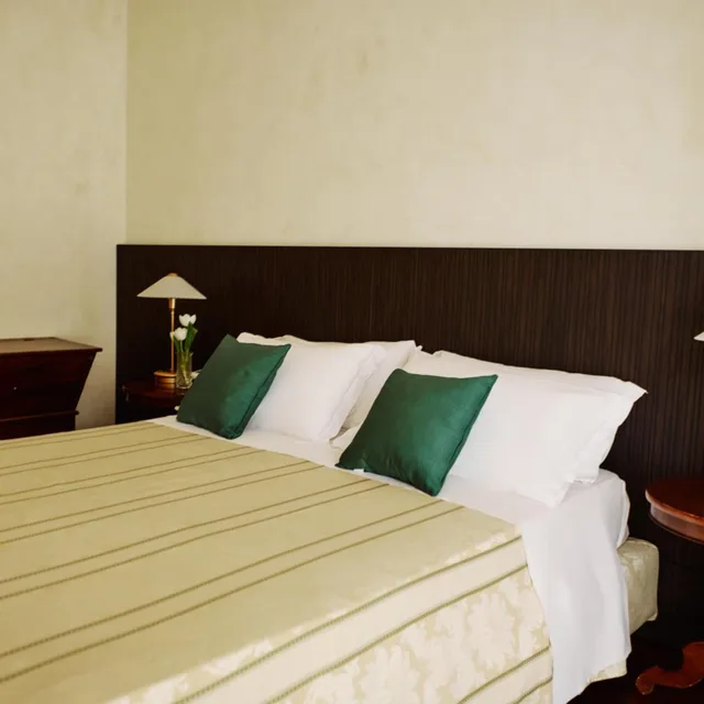 Room, Double Bed, Lateral Side Sea View، Negresco 2/6