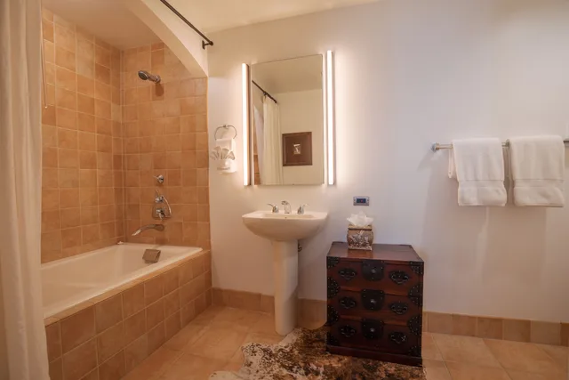 2 Bedrooms, Residence, 1 King and 2 Queen Beds, Riverside, The Auberge Residences at Element 52 10/10