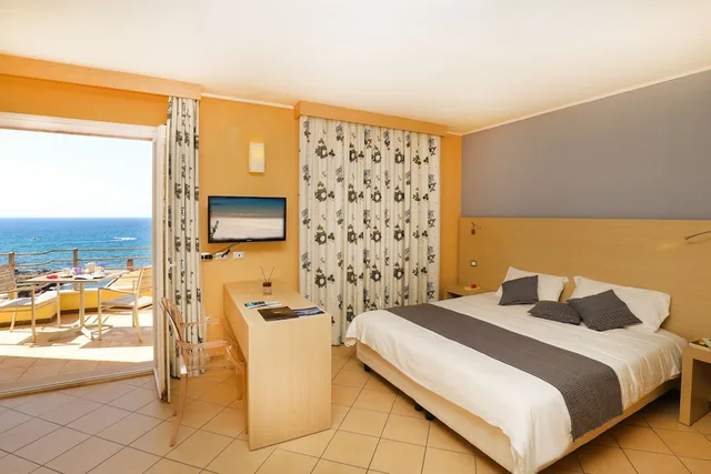 غرفة سوبيريور بسرير كوين بإطلالة على البحر بشرفة، Janus Hotel 2/6