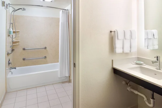 جناح عائلي بسريرين كوين بغرفة نوم واحدة مع أريكة لذوي الإعاقة، Residence Inn Orlando At Seaworld 2/4