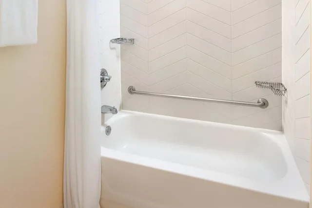 غرفة بسريرين كوين بحوض استحمام لذوي الإعاقة، Fairfield Inn Suites By Marriott Atlanta Buckhead 6/8
