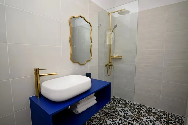 Room, Queen Bed, Pool and Sea View, Sofa، Adonis Hotel Studios & Apartments 3/3