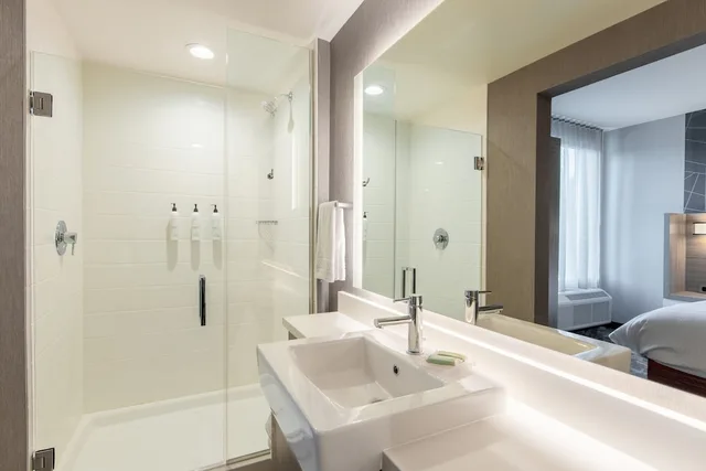 جناح بسرير كينج مع سرير سحّاب إضافي لذوي الإعاقة، SpringHill Suites Chester 3/5