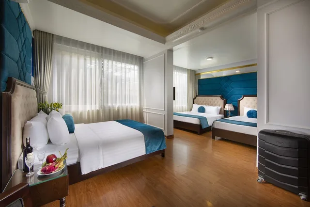 Royal, Suite, 1 Single and 2 Double Beds, City View، Royal Palace Hotel 2 Hanoi 4/6