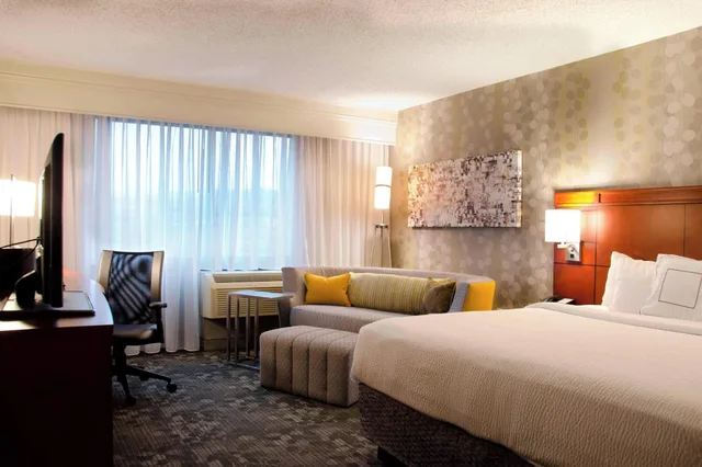 غرفة بسرير كينج لذوي الإعاقة، Courtyard By Marriott Waterbury Downtown 2/4