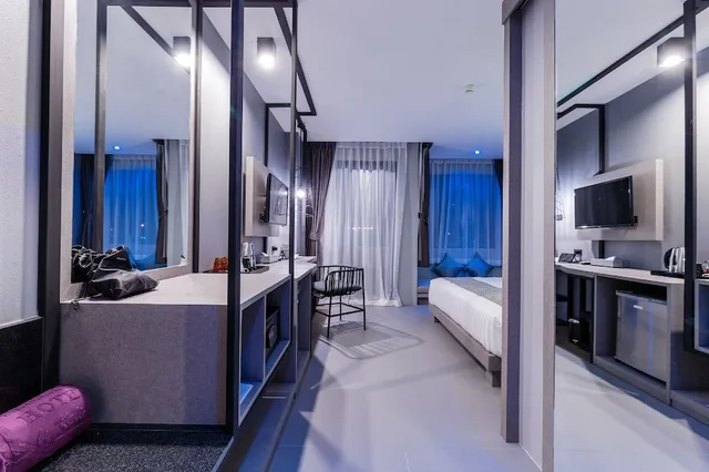 غرفة ديلوكس بسرير مزدوج بشرفة، Mazi Design Hotel By Kalima Patong 4/5