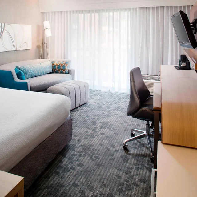 غرفة بسرير كينج مع أريكة بحوض استحمام لذوي الإعاقة، Courtyard Richmond Airport 1/2