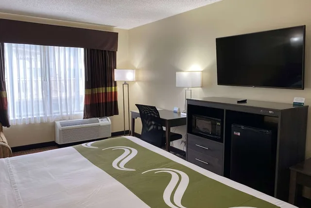 غرفة بسرير كينج لذوي الإعاقة، AmericInn by Wyndham Fort Atkinson 2/4