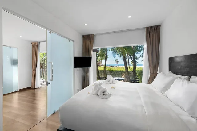 غرفة ديلوكس بسريرين كينج بإطلالة على البحر بغرفتي نوم بجاكوزي، Zara Resort (ex The Privilege Hotel Ezra Royal Beach) 1/9