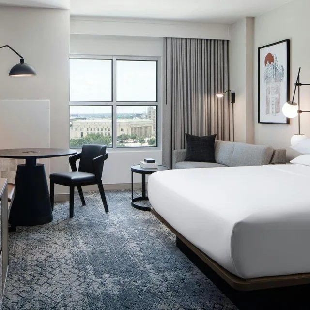 جناح جونيور ركني بسرير كينج مع أريكة، Sheraton Fort Worth Downtown Hotel 2/4