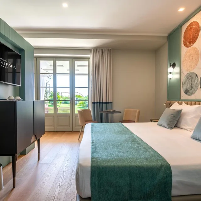 Deluxe, Double Bed, Side Sea View, Patio، Grand Hotel Torre Fara 2/3